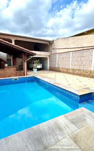 Casa à venda com 392m², 3 quartos e 7 vagas Casa à venda com 392m², 3 quartos e 7 vagasPiscina