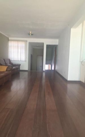 Casa à venda com 300m², 3 quartos e 5 vagas