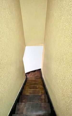 Casa para alugar com 240m², 3 quartos e 1 vaga Casa para alugar com 240m², 3 quartos e 1 vagaEscada