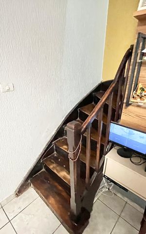 Casa para alugar com 240m², 3 quartos e 1 vaga Casa para alugar com 240m², 3 quartos e 1 vagaEscada