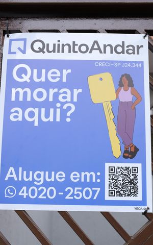 Casa para alugar com 150m², 4 quartos e 1 vagaPlaca instalada no portão do imóvel - Código da placa: YEQA-90
