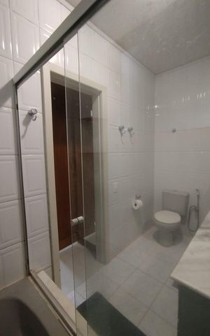 Casa de condomínio à venda com 400m², 4 quartos e 4 vagas Casa de condomínio à venda com 400m², 4 quartos e 4 vagasBanheiro