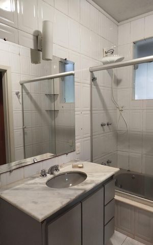 Casa de condomínio à venda com 400m², 4 quartos e 4 vagas Casa de condomínio à venda com 400m², 4 quartos e 4 vagasBanheiro