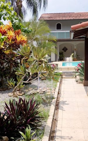 Casa à venda com 450m², 3 quartos e 2 vagas Casa à venda com 450m², 3 quartos e 2 vagasÁrea externa