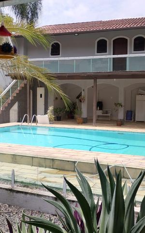 Casa à venda com 450m², 3 quartos e 2 vagas Casa à venda com 450m², 3 quartos e 2 vagasÁrea externa