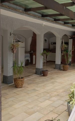 Casa à venda com 450m², 3 quartos e 2 vagas Casa à venda com 450m², 3 quartos e 2 vagasÁrea externa