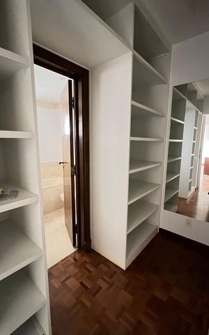 Apartamento à venda com 250m², 4 quartos e 4 vagas Apartamento à venda com 250m², 4 quartos e 4 vagasCloset da suíte