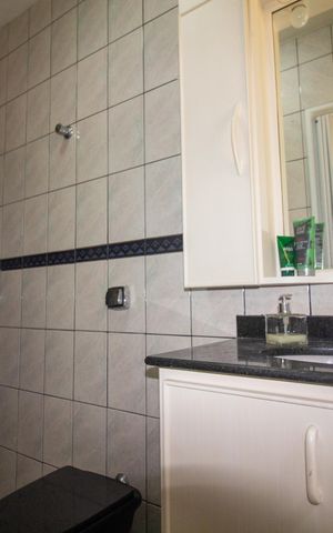 Casa de condomínio à venda com 172m², 4 quartos e 2 vagas Casa de condomínio à venda com 172m², 4 quartos e 2 vagasBanheiro da Suíte