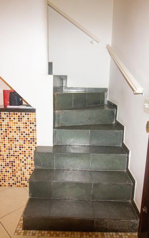 Casa de condomínio à venda com 172m², 4 quartos e 2 vagas Casa de condomínio à venda com 172m², 4 quartos e 2 vagasEscada