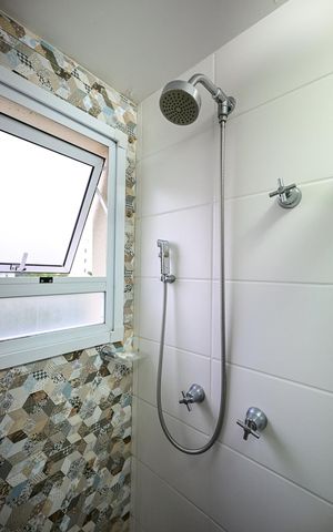 Apartamento à venda com 59m², 2 quartos e 1 vagaChuveiro do banheiro da Suíte 1
