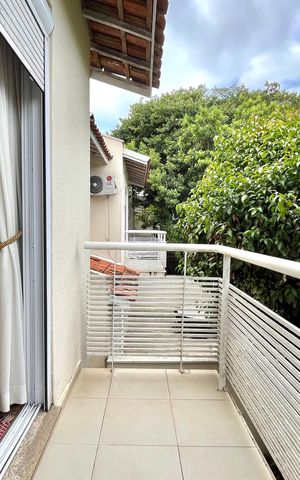 Casa de condomínio à venda com 181m², 4 quartos e 3 vagas Casa de condomínio à venda com 181m², 4 quartos e 3 vagasVaranda da Suíte 1