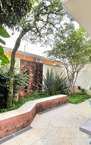 Casa de condomínio à venda com 181m², 4 quartos e 3 vagas Casa de condomínio à venda com 181m², 4 quartos e 3 vagasÁrea externa