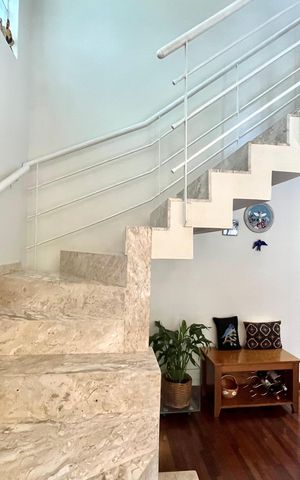 Casa de condomínio à venda com 181m², 4 quartos e 3 vagas Casa de condomínio à venda com 181m², 4 quartos e 3 vagasEscada