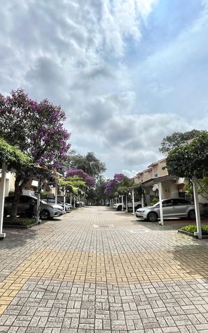Casa de condomínio à venda com 181m², 4 quartos e 3 vagas Casa de condomínio à venda com 181m², 4 quartos e 3 vagasÁrea comum