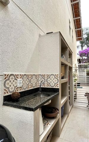 Casa de condomínio à venda com 181m², 4 quartos e 3 vagas Casa de condomínio à venda com 181m², 4 quartos e 3 vagasÁrea externa