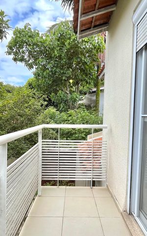 Casa de condomínio à venda com 181m², 4 quartos e 3 vagas Casa de condomínio à venda com 181m², 4 quartos e 3 vagasVaranda da Suíte 1