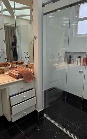 Apartamento à venda com 260m², 4 quartos e 4 vagas Apartamento à venda com 260m², 4 quartos e 4 vagasBanheiro da Suíte 1