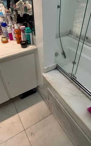Apartamento à venda com 260m², 4 quartos e 4 vagas Apartamento à venda com 260m², 4 quartos e 4 vagasBanheiro da Suíte 2