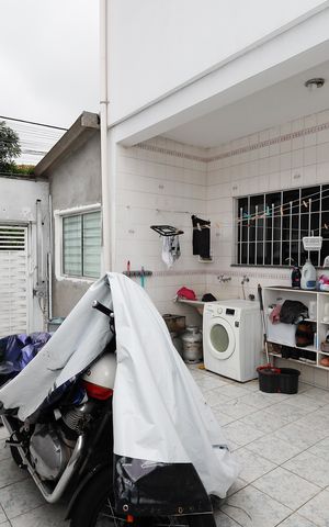 Casa à venda com 128m², 4 quartos e 2 vagas Casa à venda com 128m², 4 quartos e 2 vagasÁrea de Serviço