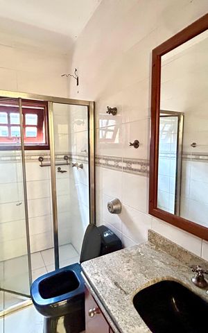 Casa à venda com 372m², 8 quartos e 5 vagas Casa à venda com 372m², 8 quartos e 5 vagasBanheiro 1