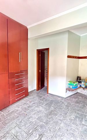 Casa à venda com 372m², 8 quartos e 5 vagas Casa à venda com 372m², 8 quartos e 5 vagasQuarto 3