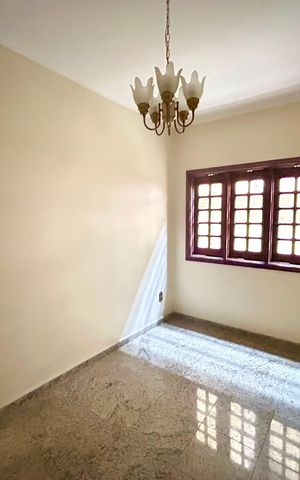 Casa à venda com 372m², 8 quartos e 5 vagas Casa à venda com 372m², 8 quartos e 5 vagasQuarto 2