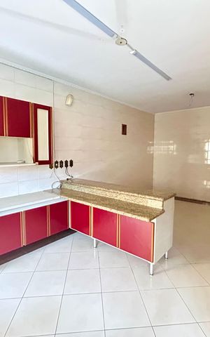 Casa à venda com 372m², 8 quartos e 5 vagas Casa à venda com 372m², 8 quartos e 5 vagasCozinha