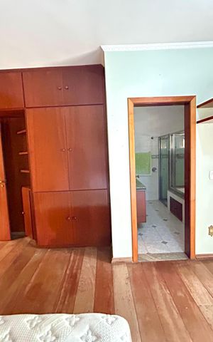 Casa à venda com 372m², 8 quartos e 5 vagas Casa à venda com 372m², 8 quartos e 5 vagasQuarto 8