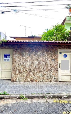 Casa à venda com 372m², 8 quartos e 5 vagas Casa à venda com 372m², 8 quartos e 5 vagasPlaca instalada na fachada do imóvel