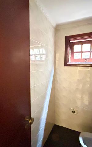 Casa à venda com 372m², 8 quartos e 5 vagas Casa à venda com 372m², 8 quartos e 5 vagasBanheiro 4
