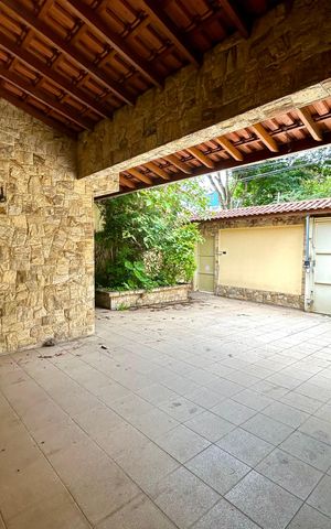 Casa à venda com 372m², 8 quartos e 5 vagas Casa à venda com 372m², 8 quartos e 5 vagasGaragem