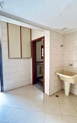 Casa à venda com 372m², 8 quartos e 5 vagas Casa à venda com 372m², 8 quartos e 5 vagasÁrea de Serviço