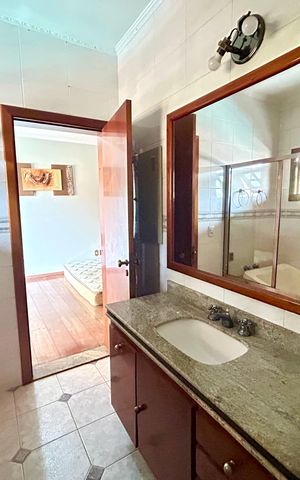 Casa à venda com 372m², 8 quartos e 5 vagas Casa à venda com 372m², 8 quartos e 5 vagasBanheiro da Suíte 1