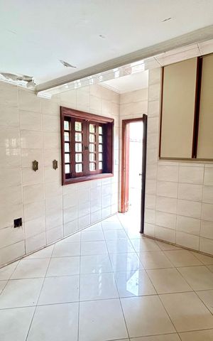 Casa à venda com 372m², 8 quartos e 5 vagas Casa à venda com 372m², 8 quartos e 5 vagasÁrea de Serviço