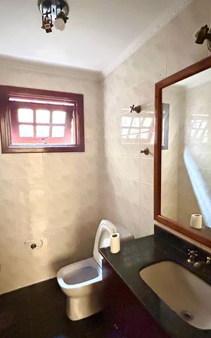 Casa à venda com 372m², 8 quartos e 5 vagas Casa à venda com 372m², 8 quartos e 5 vagasBanheiro 4
