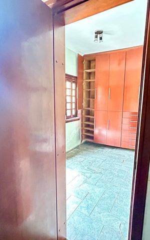 Casa à venda com 372m², 8 quartos e 5 vagas Casa à venda com 372m², 8 quartos e 5 vagasBanheiro 3
