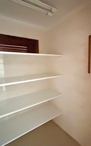 Casa à venda com 372m², 8 quartos e 5 vagas Casa à venda com 372m², 8 quartos e 5 vagasDespensa
