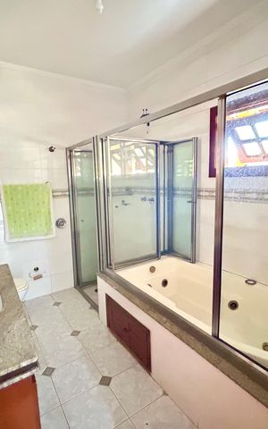 Casa à venda com 372m², 8 quartos e 5 vagas Casa à venda com 372m², 8 quartos e 5 vagasBanheiro da Suíte 1