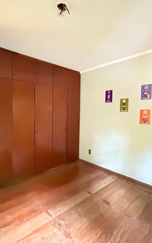 Casa à venda com 372m², 8 quartos e 5 vagas Casa à venda com 372m², 8 quartos e 5 vagasQuarto 5