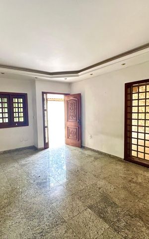 Casa à venda com 372m², 8 quartos e 5 vagas Casa à venda com 372m², 8 quartos e 5 vagasSala