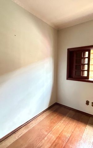 Casa à venda com 372m², 8 quartos e 5 vagas Casa à venda com 372m², 8 quartos e 5 vagasQuarto 7