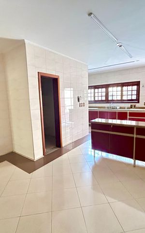 Casa à venda com 372m², 8 quartos e 5 vagas Casa à venda com 372m², 8 quartos e 5 vagasCozinha