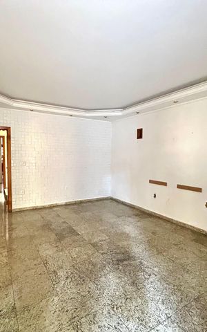 Casa à venda com 372m², 8 quartos e 5 vagas Casa à venda com 372m², 8 quartos e 5 vagasSala