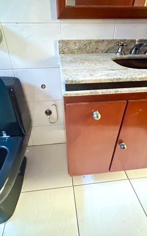 Casa à venda com 372m², 8 quartos e 5 vagas Casa à venda com 372m², 8 quartos e 5 vagasBanheiro 1