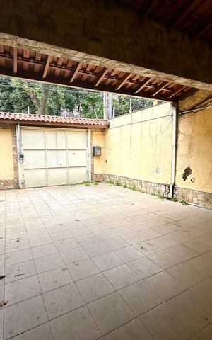 Casa à venda com 372m², 8 quartos e 5 vagas Casa à venda com 372m², 8 quartos e 5 vagasGaragem