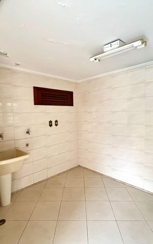Casa à venda com 372m², 8 quartos e 5 vagas Casa à venda com 372m², 8 quartos e 5 vagasÁrea de Serviço