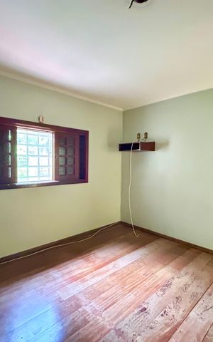 Casa à venda com 372m², 8 quartos e 5 vagas Casa à venda com 372m², 8 quartos e 5 vagasQuarto 5
