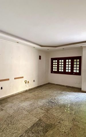 Casa à venda com 372m², 8 quartos e 5 vagas Casa à venda com 372m², 8 quartos e 5 vagasSala