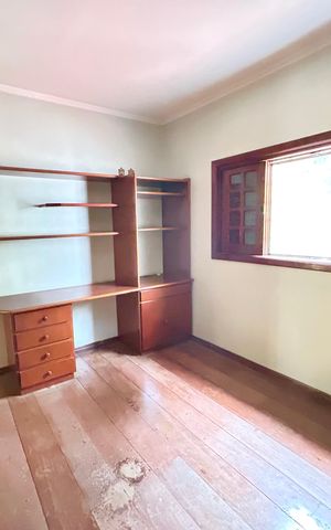 Casa à venda com 372m², 8 quartos e 5 vagas Casa à venda com 372m², 8 quartos e 5 vagasQuarto 6