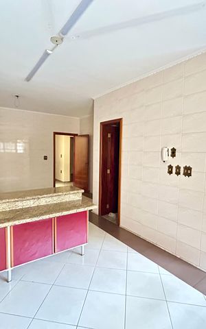 Casa à venda com 372m², 8 quartos e 5 vagas Casa à venda com 372m², 8 quartos e 5 vagasCozinha
